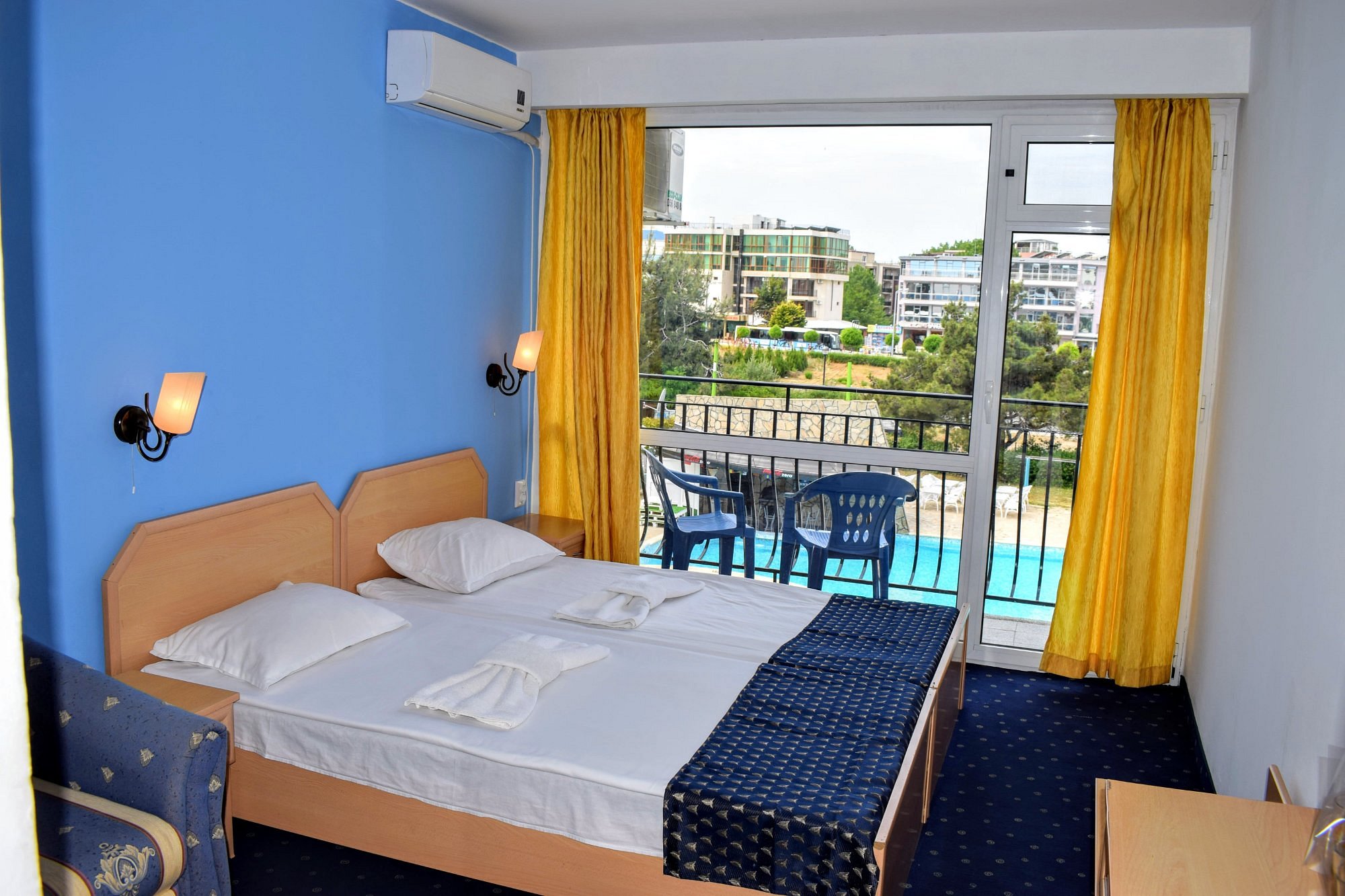 Double room with balcony overlooking the pool