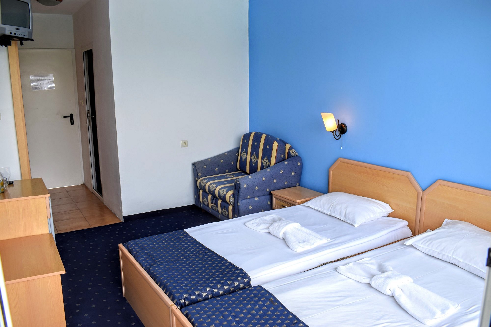 Twin room clean and tidy